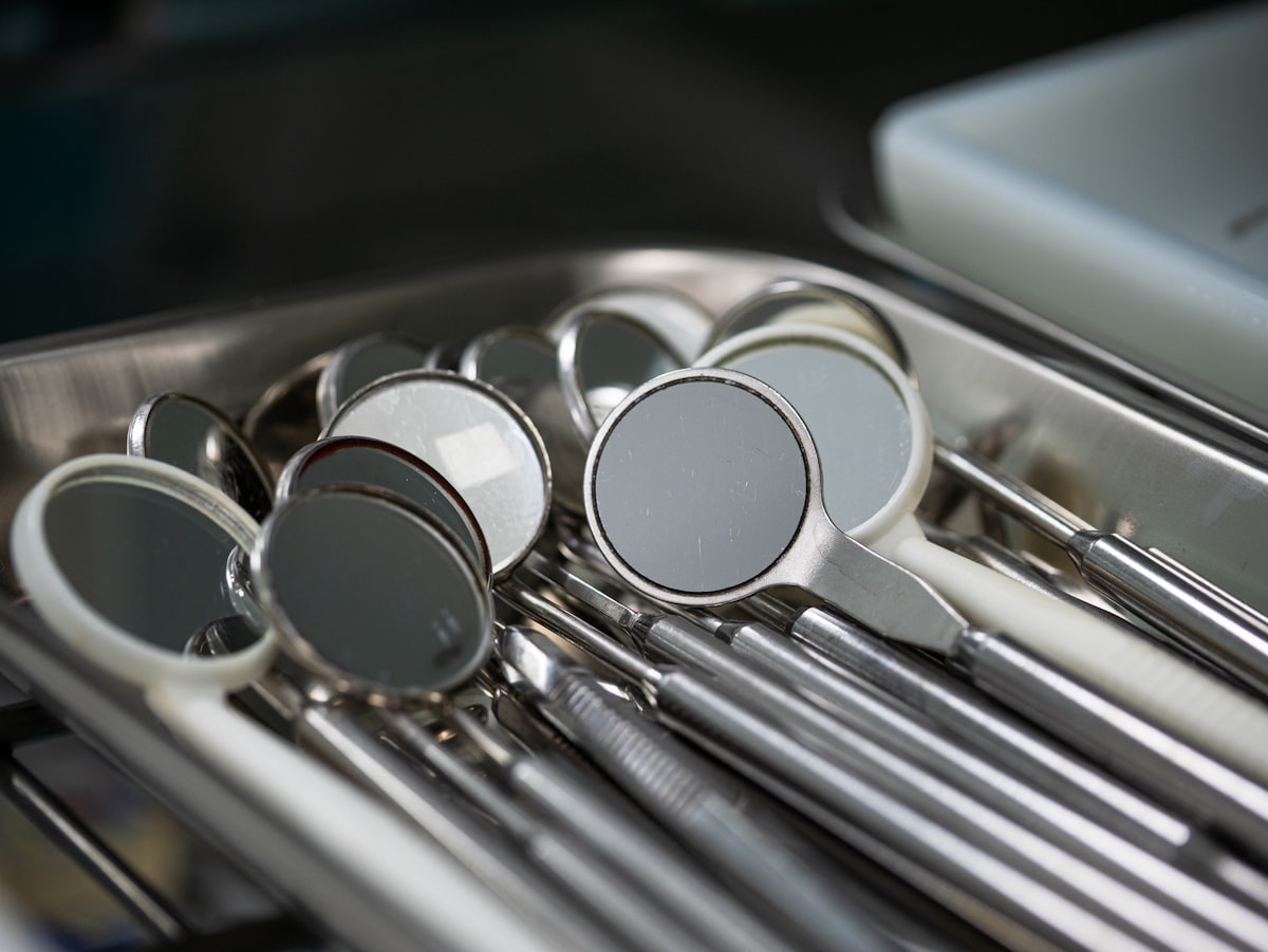 Instrumentos e ferramentas odontológicas organizados em bandeja